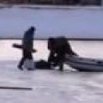 В Красноярске с дрейфующей льдины спасено 7 рыбаков