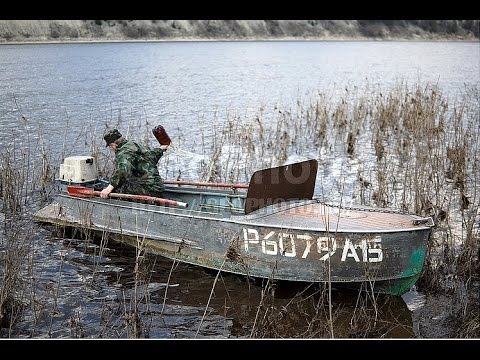 лодку несло вниз по течению лодку несло вниз по течению