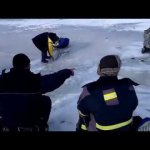 Финский залив: Как волна ломает лед под рыбаками