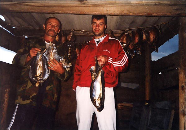Посля Чанов сушим рыбь - август 2001 (у меня в руке усушеный саз на 1кг100гр)