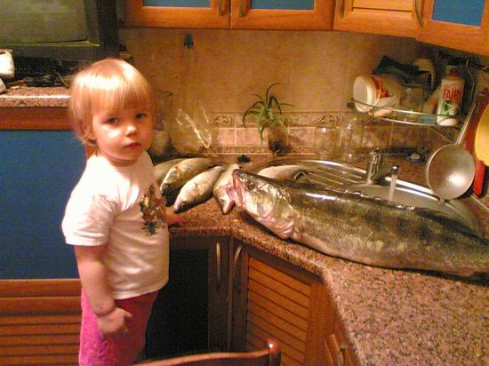 Ребенок и рыба