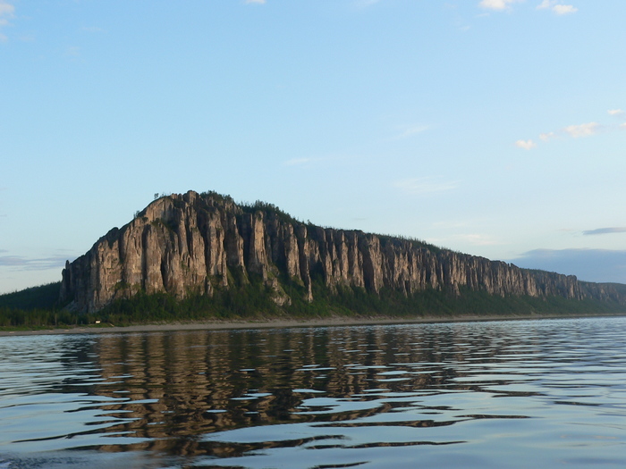 Ленские Столбы - уникальный памятник природы и геологической истории
Сибирской платформы.
Это величественные скалы, сплошной стеной тянущиеся по правому берегу
красавицы Лены. Они поражают воображение человека, впервые оказавшегося на
великой сибирско