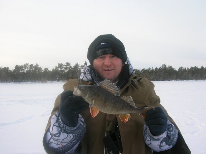 первая рыбка пойманая корешом зимой, и после этой поперла зим. рыбалка, заразился