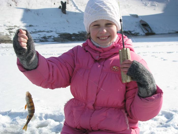 Первая рыбка дочери, самостоятельно выловленная.....зимой! 