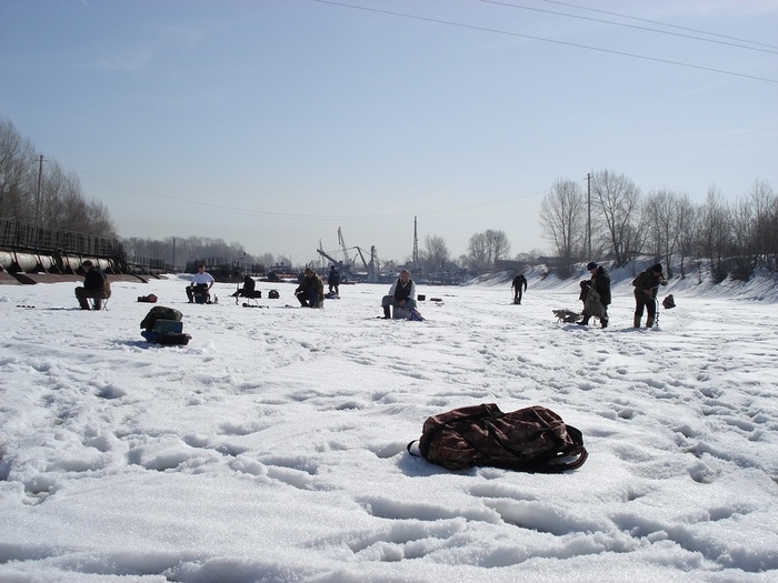 Народ загорает.