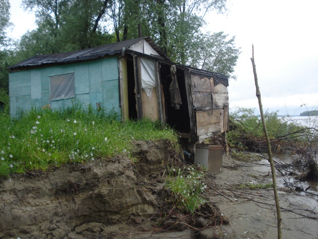 рыбацкий домик Шпака в котором мы жили неделю почти смыло штормом.