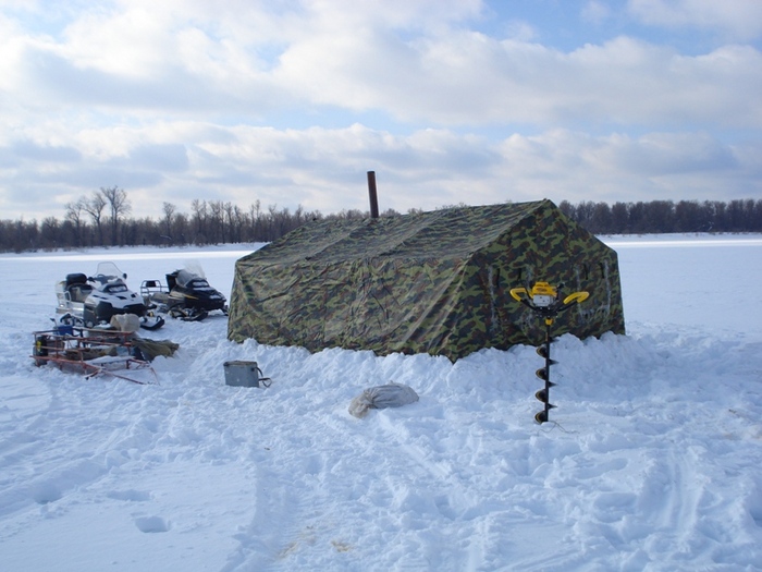 всю прошлую неделю жили в зимней палатке на льду Басмасовской протоки ТО р. Обь. рыбу нашли только в последний день рыбалки ( кончился уголь и водка)