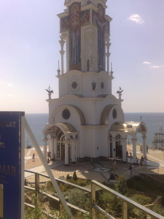 когда украинцы забрали маяки ,ЛУЖКОВ построил церковь привратив ее в маяк