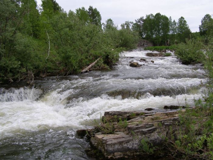 Пороги ниже плотины Суенгинского водохранилища