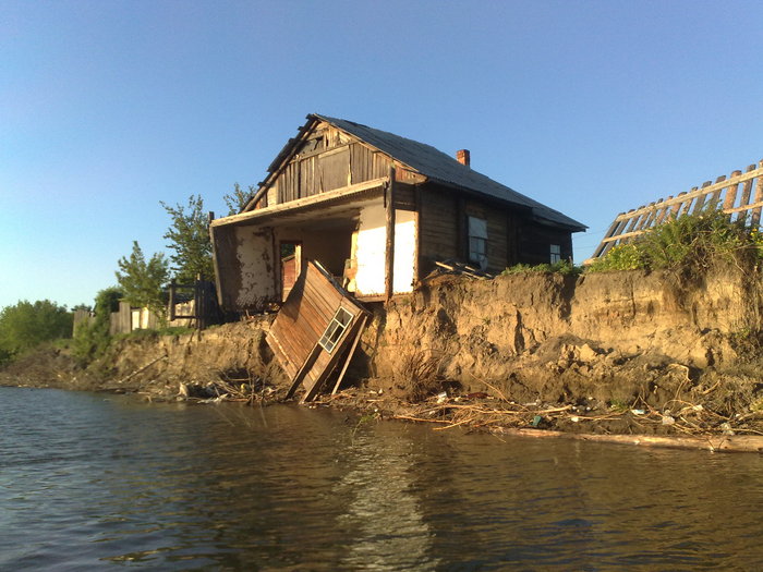 в проходном канале  на  лод. базу Дельфин. Дома вода  рушит