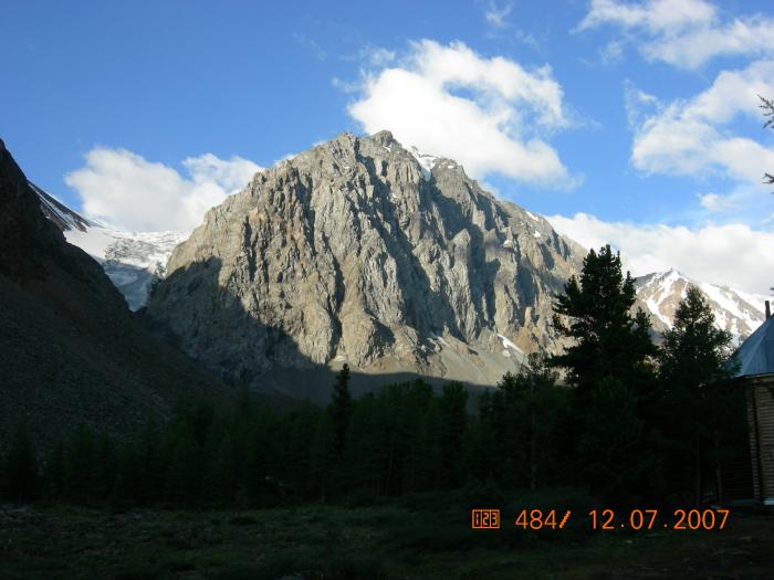 Гора Кара-Таш в лучах заката
