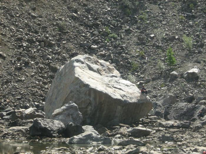 Этот камень откололся от скалы во время последнего землетрясения на Алтае