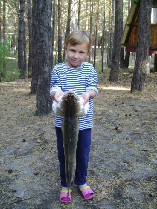 Дочка приобщается  к рыбалке