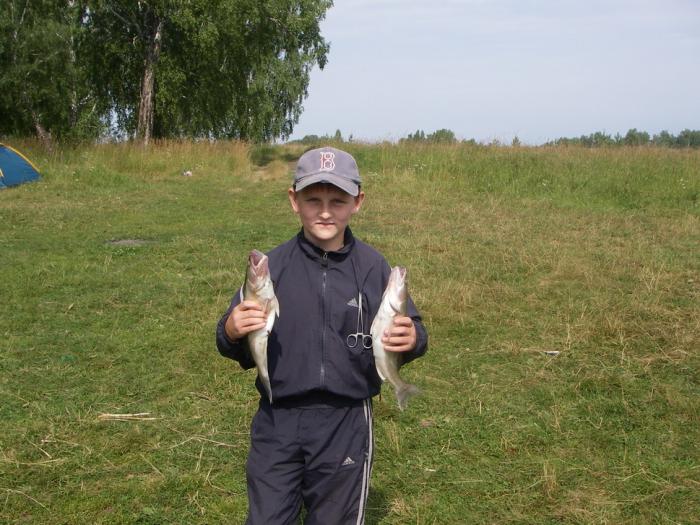Подрастающее поколение учиться ловить рыбу
