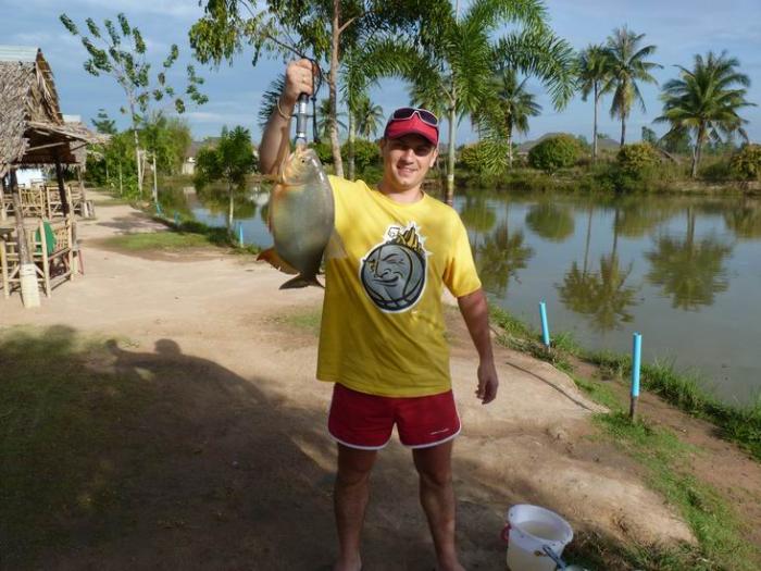 Вернулся из Таиланда, платное озеро. первый заброс и сразу пиранья паку 2,5 кг.