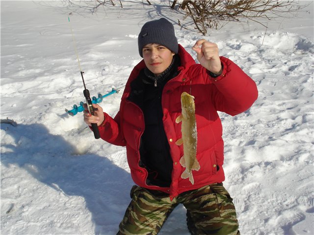 Начал осваивать зимнюю рыбалку)