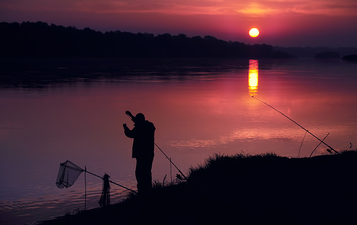 На рыбалке ранним утром.