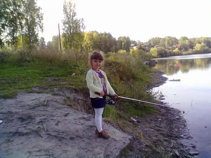 Вот с чего все начинается, доча учится ловить рыбку