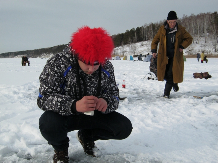 Дед спешит на помощь внучку.