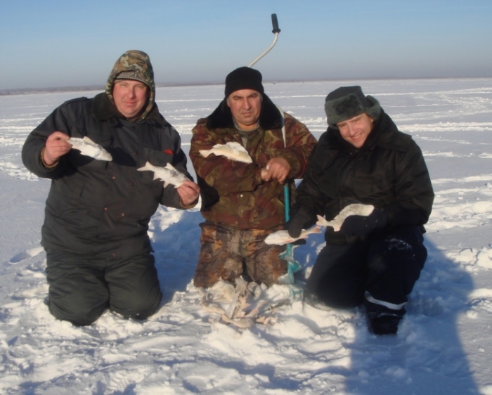 Первая в жизни зимняя рыбалка. Алтайский край. оз. Мостовое