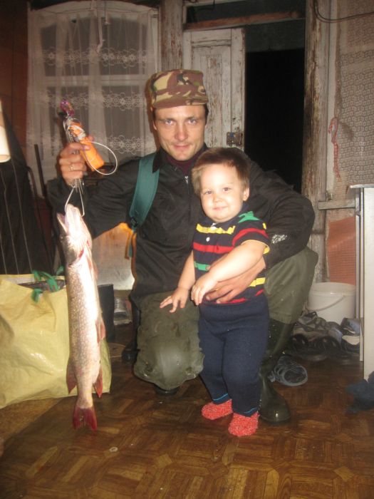 Сынуля встретил папу с рыбалки.