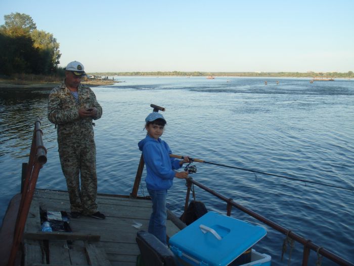 Соня берёт уроки ловли на спининг..