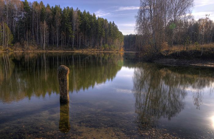 Там тонет в озере, собой любуясь, осень.