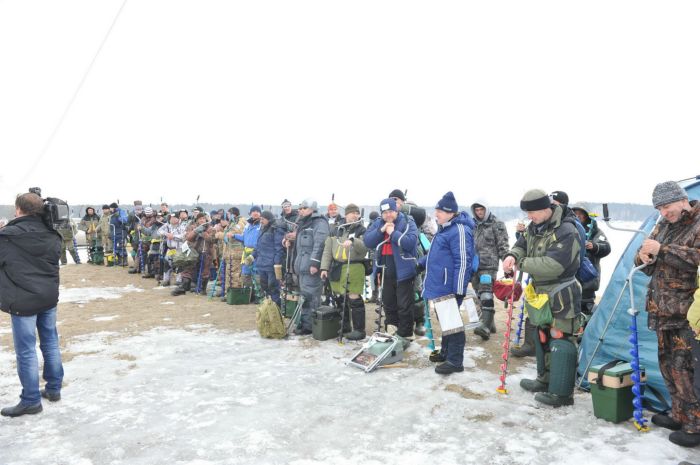 Участники чемпионата НСО по ловле на мормышку