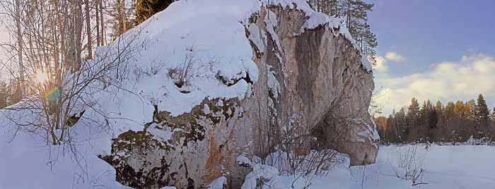 Река Серга, скала Дыроватый камень. Средний Урал