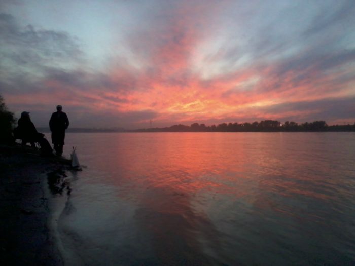 фото силуэтов рыболовов на фоне заката .