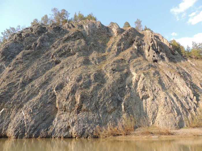 Отвесная скала уходящая в реку бердь