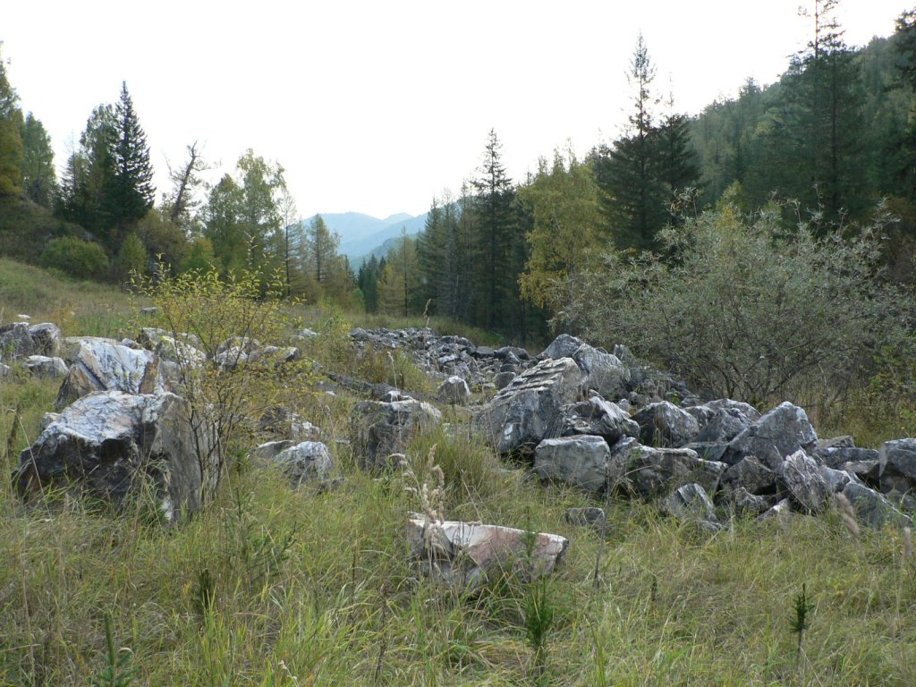 заброшенная мраморная каменоломня в горах