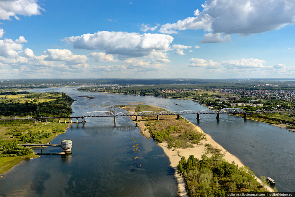 Первая на оби. Комсомольский мост в Новосибирске. Комсомольский ЖД мост в Новосибирске. Река Обь Новосибирск. Новосибирск река Обь мост.