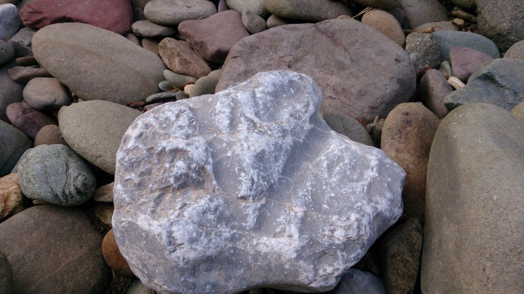 Отпечаток в камне в виде буквы V