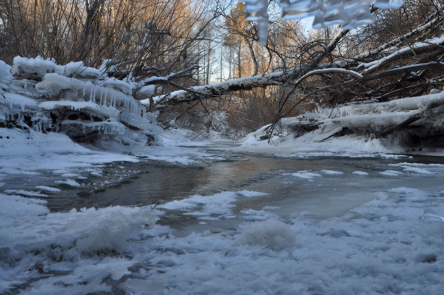 Замерзающая река.