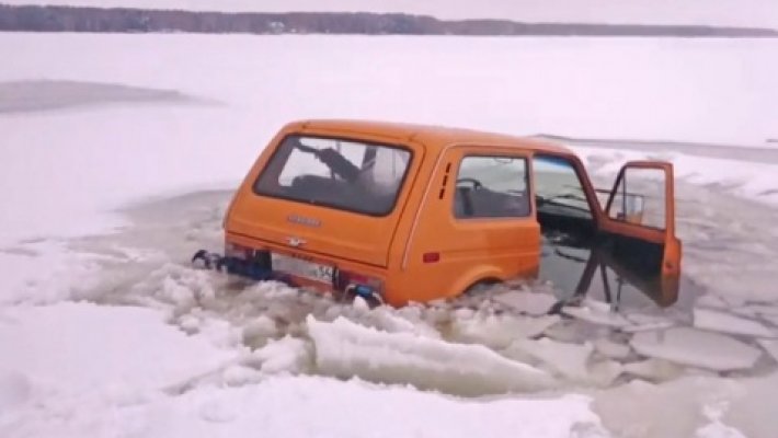 Новосибирцы спасли рыбаков, провалившихся под лед Обского водохранилища на двух «Нивах»
