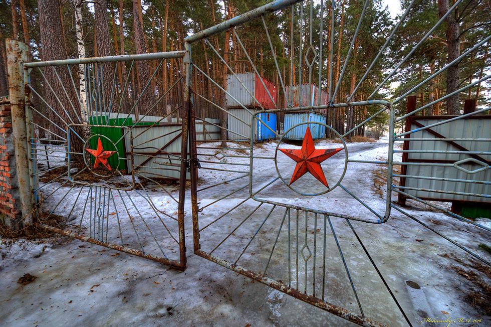 "Обломки СССР". Вход на бывшую территорию военного санатория Ельцовка. Новосибирск. Март 2016 г.  Из серии "Мои Фото-трофеи разных лет".