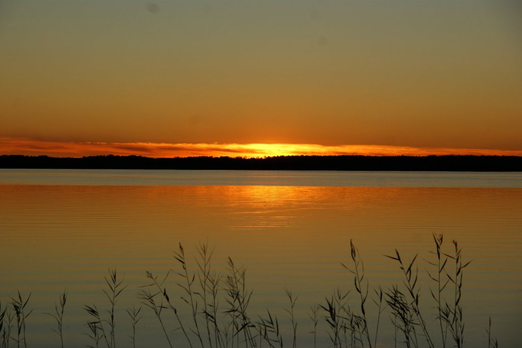 Закат на таёжном озере