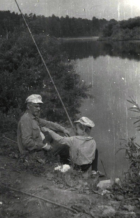 Поймал рыбку!.... Мой дедушка Антон Сильвестрович Шевченко и я на рыбалке у реки Иня в р-не о.п.38 км.. Фото 1983 г.
