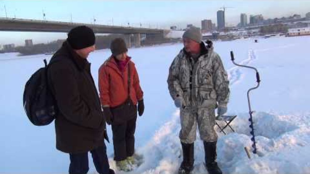 Наш рыбак учит иностранцев ловить рыбу на Оби зимой!