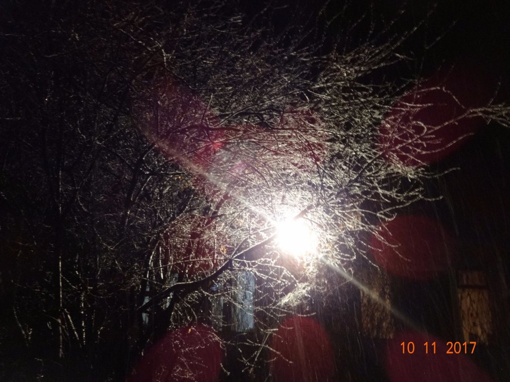 Ночь, фонарь, дождь, снег. Как то зацепило.
