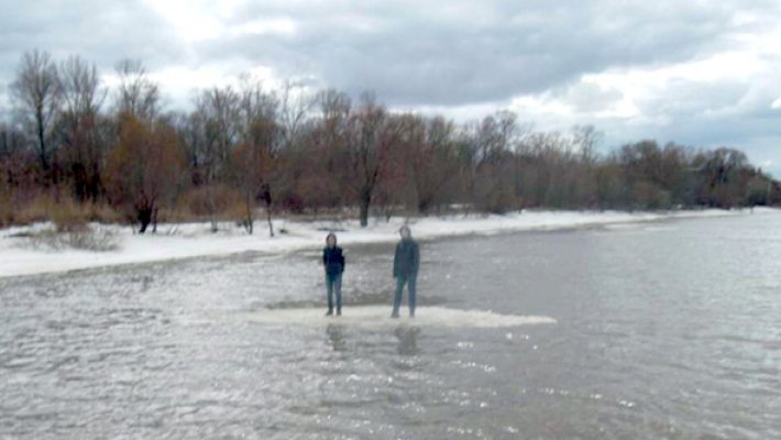 В Колыванском районе утонул вездеход с рыбаками, а в Первомайке дети проплыли пару километров на льдине