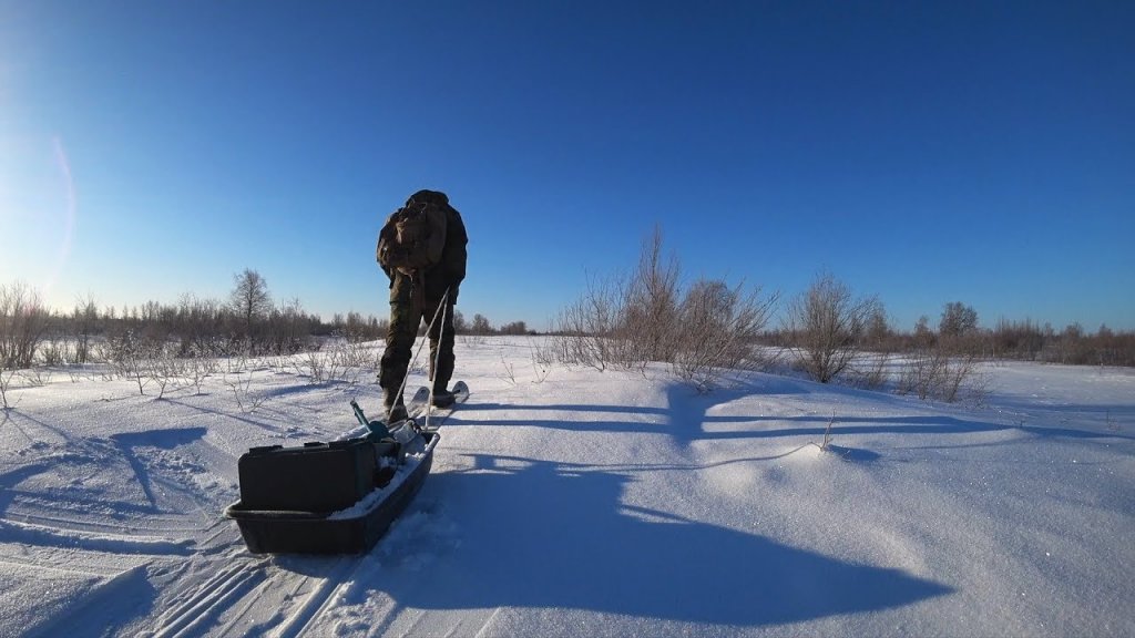 Рыбачу на севере, окуни клюют, только кидай! Часть 1