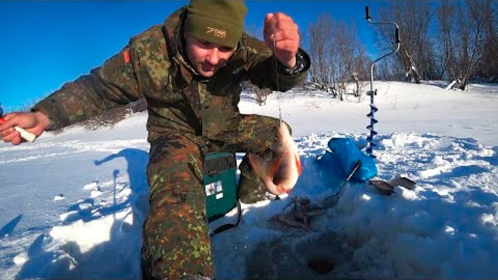 Сломал удочку. Раздача окуней и щук с одной точки. Блесна работает!