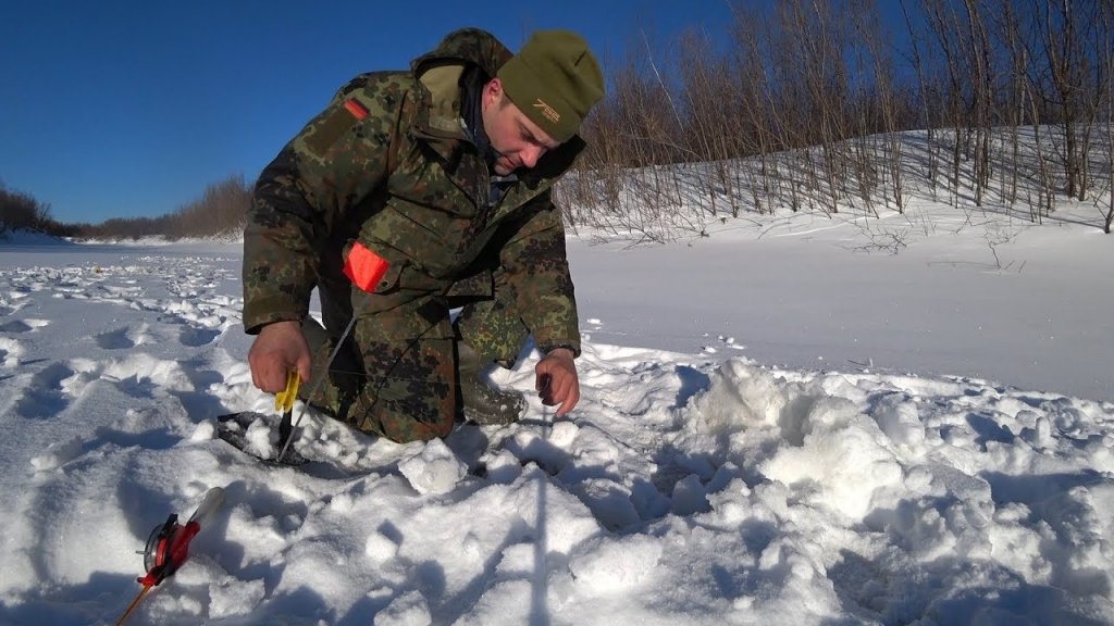 Рыбалка в сильный мороз. Поставил жерлицы. Окунь долбит. Часть 1.