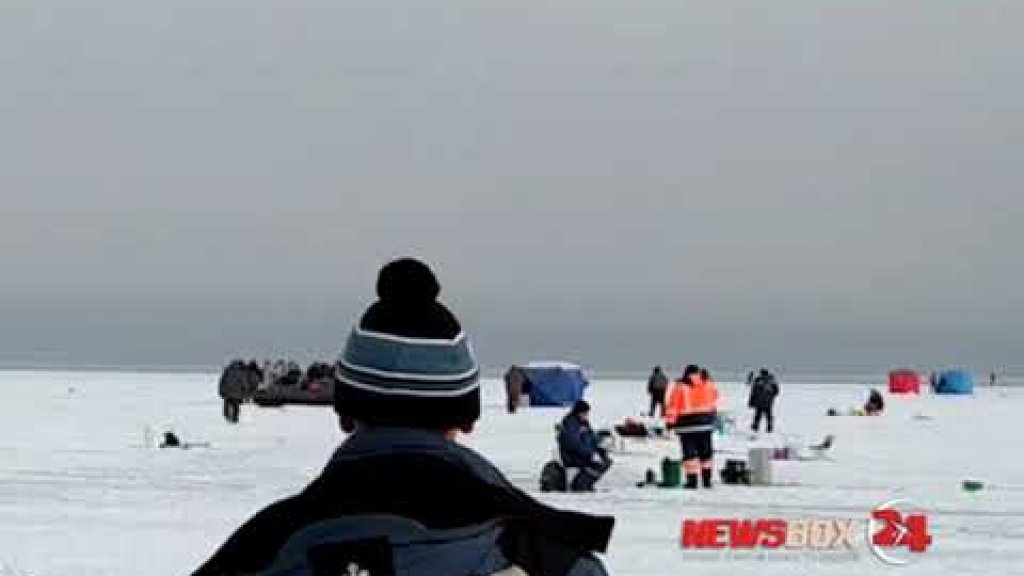 На льду в районе полуострова Песчаный рыбаки устроили массовую потасовку. На льду в районе полуострова Песчаный рыбаки устроили массовую потасовку.