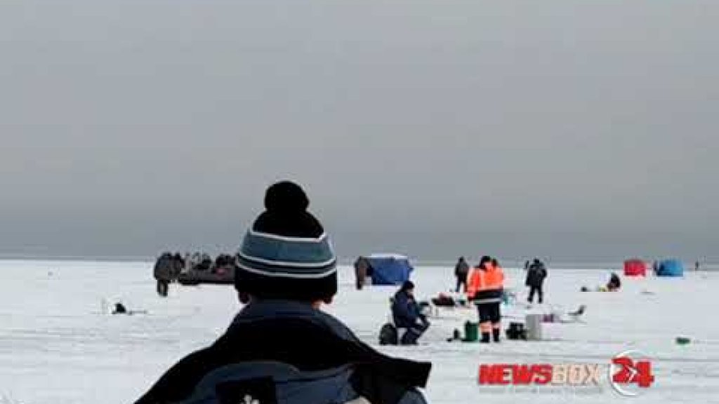 На льду в районе полуострова Песчаный рыбаки устроили массовую потасовку.