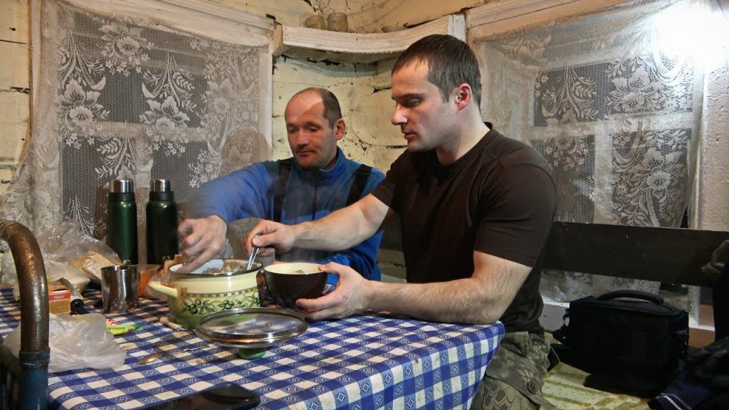 Поход в избу с ночевкой. Рыбалка на таежной речке.