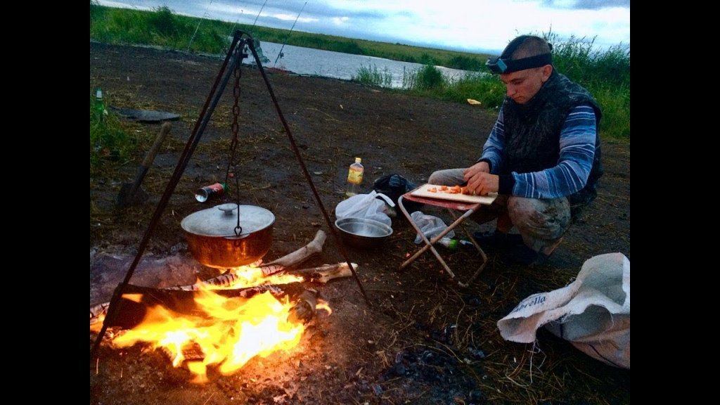 Ч.2 Сазан и крупный карась |  УХА, ШАШЛЫК | Рыбалка с НОЧЁВКОЙ на реке Чулым