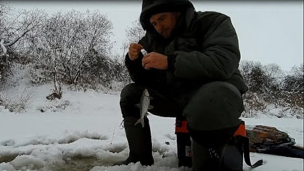 Первая рыбалка в новом году! Ловля плотвы на безмотылку. Рыбалка с камерой Calipso v03.